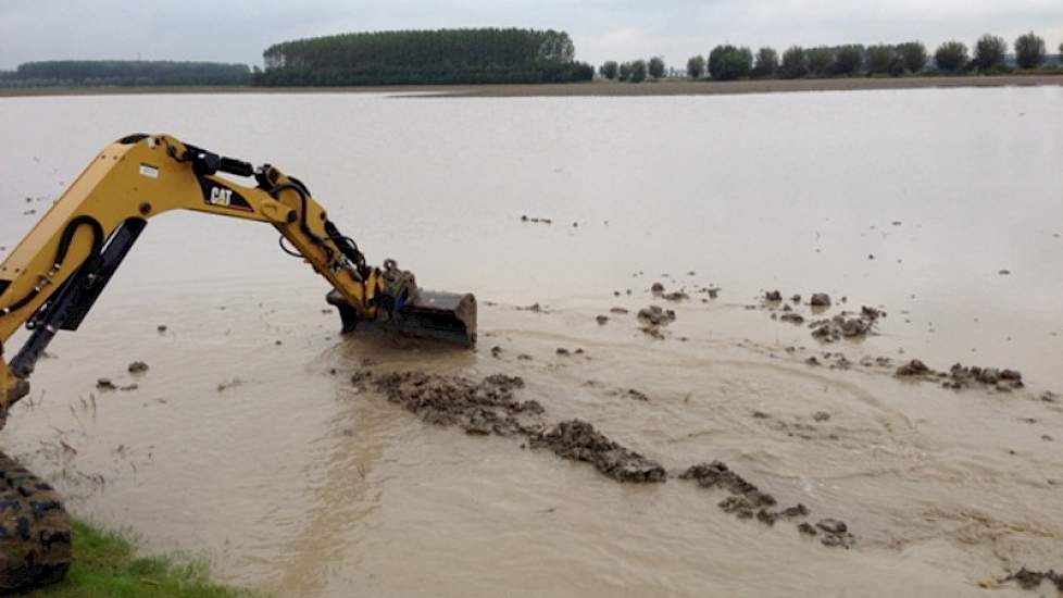 Maandagavond is met een minikraan geprobeerd water af te laten. Dit valt niet mee met bomvolle sloten rond het perceel