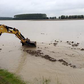 Maandagavond is met een minikraan geprobeerd water af te laten. Dit valt niet mee met bomvolle sloten rond het perceel