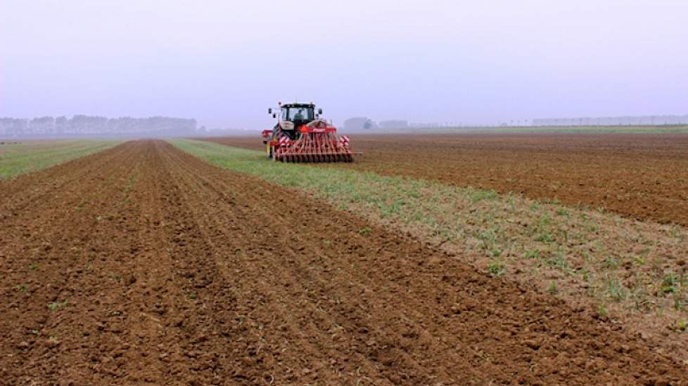 Hier wordt een perceel van 12 hectare uienland ingezaaid