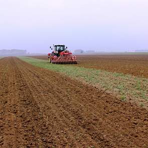 Hier wordt een perceel van 12 hectare uienland ingezaaid