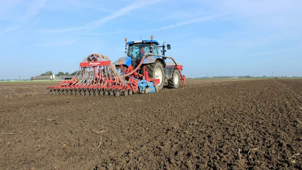 Hier gaat Henrik wintertarwe de grond in bij Parlevliet Agro in Rilland (Zeeland)