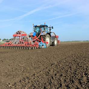 Hier gaat Henrik wintertarwe de grond in bij Parlevliet Agro in Rilland (Zeeland)