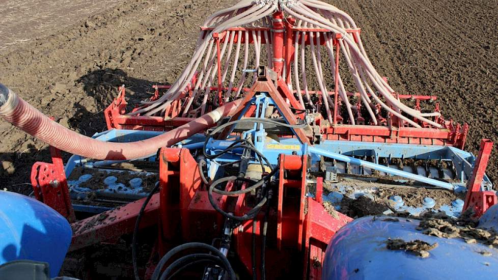 De woelpoot trekt de grond zo'n 35 cm los. Alleen de voormalige spuitsporen zijn al een keer losgetrokken