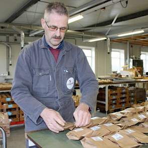 De zakjes zaad worden op inzaaivolgorde gereedgelegd, gecontroleerd en in kistjes gelegd, die straks naar het veld gaan. Een medewerker op een aangepaste zaaimachine leegt de zakjes in de zaaimachine. Het voorkomen van fouten is daarom in deze fase crucia