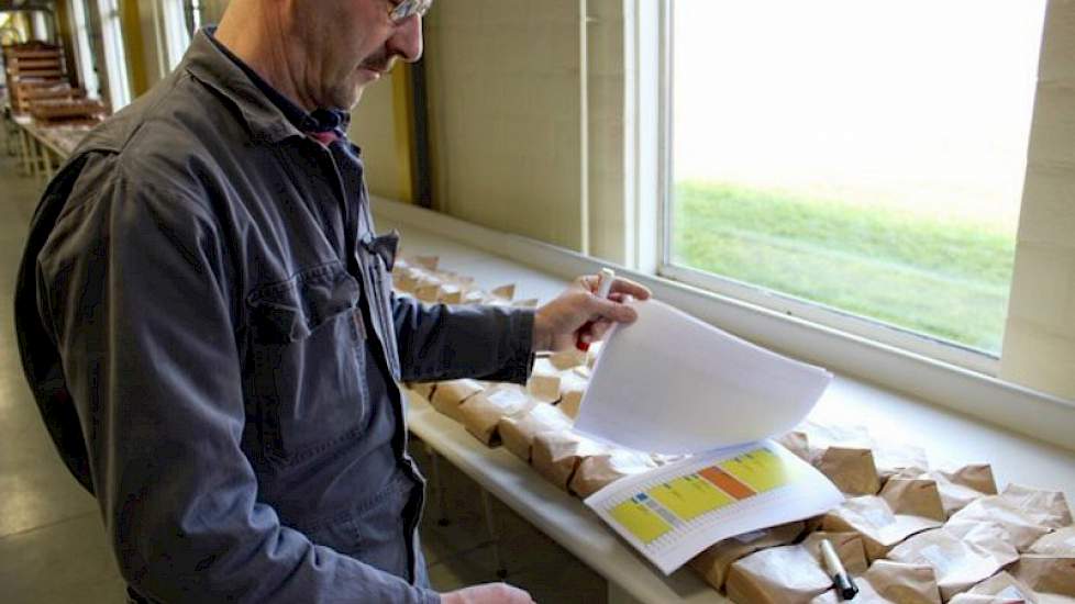 Proefveldmedewerker Kees Verschuure controleert hier zaaizaad dat op zaaivolgorde is klaargelegd.