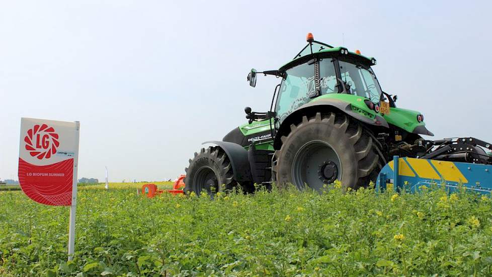 Ook groene grondontsmetting; biofumigatie met LG Biofum Summer werd in de praktijk getoond. Dit mengsel wordt in een werkgang geklepeld, ingespit en dichtgerold en doodt zo schadelijke aaltjes