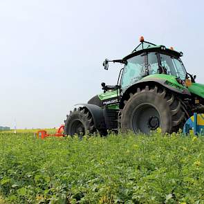 Ook groene grondontsmetting; biofumigatie met LG Biofum Summer werd in de praktijk getoond. Dit mengsel wordt in een werkgang geklepeld, ingespit en dichtgerold en doodt zo schadelijke aaltjes