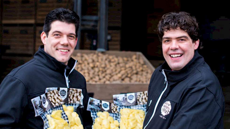 Adriaan (rechts) en Pieter Veerman hebben een akkerbouwbedrijf in Goudswaard (Z-H). Op een areaal van 320 hectare verbouwen ze consumptie-aardappelen (80 ha), graszaad (70 ha), Luzerne (50 ha) en suikerbieten (40 ha). Het overige areaal verhuren ze, o.a.