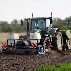 Een probleemloos pootklusje voor de Fendt 724 van Wall uit Leur.