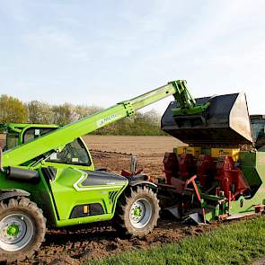 Met een Merlo-verreiker werden de Premieres in de pootmachine geladen.