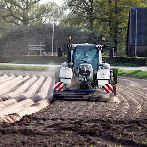 Het perceel langs de Hatertseweg was dinsdag goed te bewerken. Vier dagen eerder lukte het nog niet, toen was de vers geploegde grond nog veel te nat.