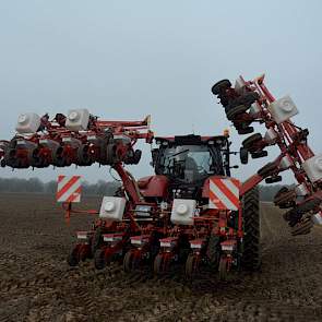 Aan de andere kant van de weg vouwt Frits Dobben van landbouwcoöperatie Weco De Hondsrug volautomatisch een 18-rijige Kverneland-zaaimachine open.