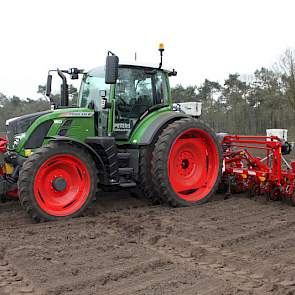 Een splinternieuwe Fendt 516 met een GPS-aangestuurde 12-rijige Grimme Matrix 1200.