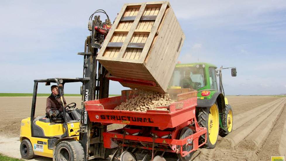 Melvin Houtsma zorgt met zijn heftruck voor de bevoorrading van het pootgoed van de boerderij naar het land.