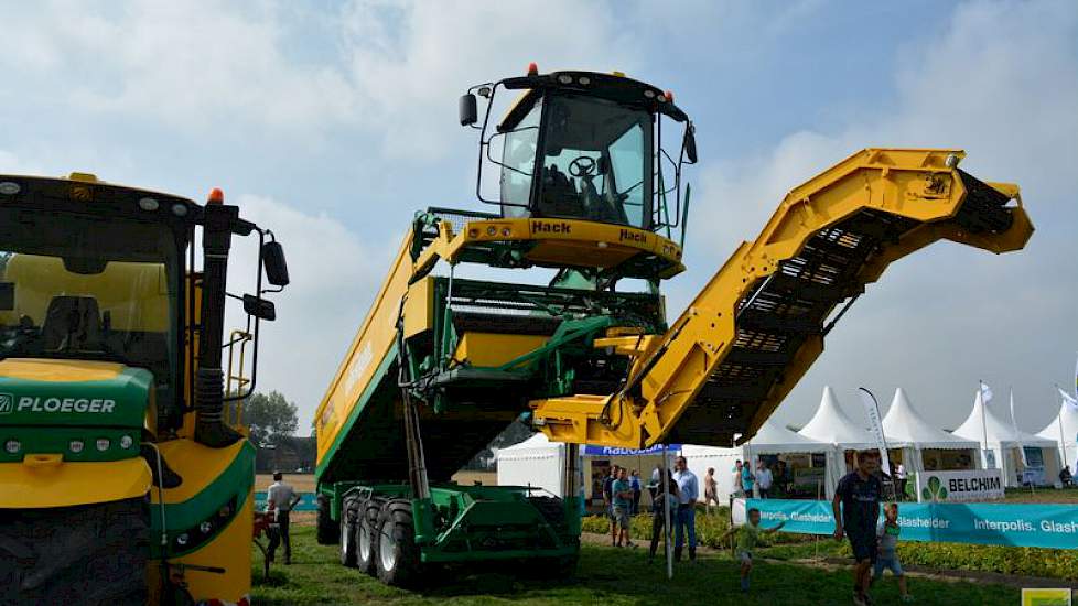 Veel aandacht was er voor de Ploeger zelfrijdende overlaadwagen van loonbedrijf Hack. De bak heeft een laadvermogen van 20 ton. Aan de voorkant een reinigingsband en een transportband, waardoor deze machine heel flexibel en wendbaar is, en bijna overal ee