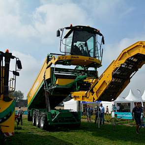 Veel aandacht was er voor de Ploeger zelfrijdende overlaadwagen van loonbedrijf Hack. De bak heeft een laadvermogen van 20 ton. Aan de voorkant een reinigingsband en een transportband, waardoor deze machine heel flexibel en wendbaar is, en bijna overal ee