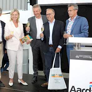 Bij de opening van de Aardappeldemodag werd het Aardappelhandboek gepresenteerd, geschreven door Anton Haverkort (links) die in 2016 afscheid nam van de WUR. Het eerste exemplaar werd overhandigd aan Europarlementariër Annie Schreijer-Pierik.