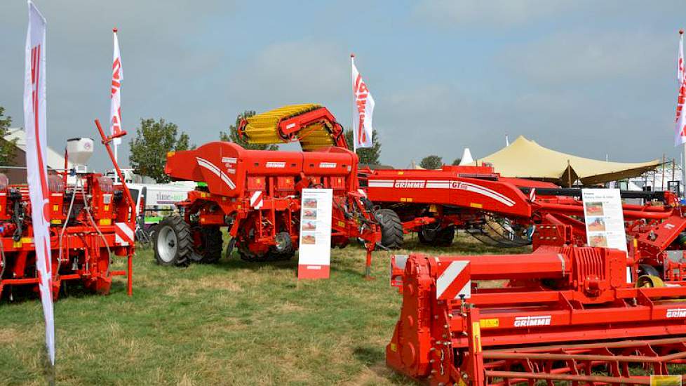 Op het mechanisatiepark, gelegen naast het rooidemoveld, stonden machines van vele merken opgesteld, zoals deze bekerpootmachine, bandpootmachine en frees van Grimme.