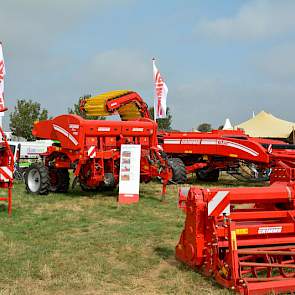 Op het mechanisatiepark, gelegen naast het rooidemoveld, stonden machines van vele merken opgesteld, zoals deze bekerpootmachine, bandpootmachine en frees van Grimme.