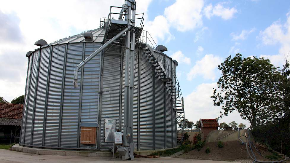 De graansilo voor 950 ton is enkele jaren geleden gebouwd. Voor de toekomst, zegt de 72-jarige Van Wieringen met een glimlach.