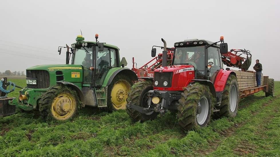 Het rooien van de peen is uitgevoerd door loonbedrijf Heyboer uit Biddinghuizen. Aalderink heeft alle peen afland verkocht en staat elders in de Noordoost-polder in de koeling. „Volgend jaar zaai ik weer 5 hectare wortelen”, zo laat Aalderink weten. En ze