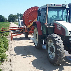 De tweede haspel draait ook volop. Blij dat we hem gehouden hebben en gelukkig niet ingeruild. Consumptieaardappelen, rode kool en gekleurde peen beregenen. In de cabine is het heel heet. De verwarming staat aan in verband met extra motorkoeling #geenhitt