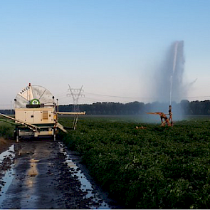 Akkerbouwer Jaap Lodders beregent de consumptieaardappelen. Uit een bron wordt een sloot volgezet, de haspel zuigt uit een sloot het water op. De aardappelen hebben nu voldoende water om de ergste hitte te overleven, hopen we", legt hij uit op Twitter.