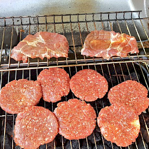 De Drentse akkerbouwer Jan Reinier de Jong, heeft het vlees op de barbecue al klaar liggen: "Ik denk dat we wel zonder gas kunnen.... #bbq #geenhittestress"