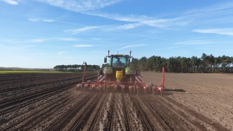 Loonbedrijf Houbraken uit Bergeijk (NB) zaait bieten.