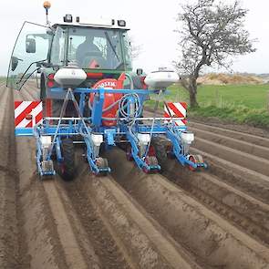 Akkerbouwer Van Nieuwenhuijzen zaait peen van het ras Nerac, een maand later dan vorig jaar.