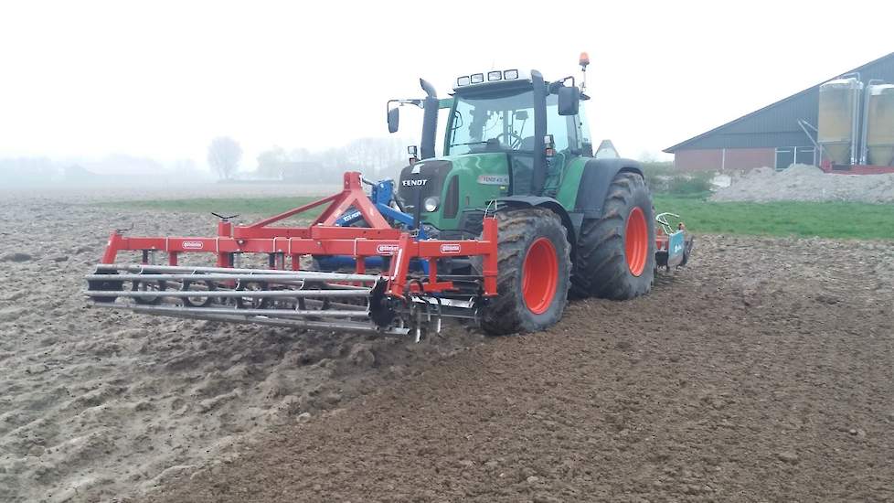 Marvin Born uit Sommelsdijk (ZH) legt het uienland klaar.