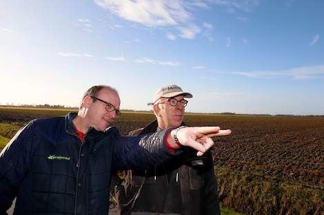 Jilles Boer (rechts) heeft een akkerbouwbedrijf in Bant (Fl.). De hoofdteelt is pootaardappelen (ca. 50 hectare, deels op eigen grond en deels op huurgrond). Verder verbouwt hij wintertarwe (10 ha), zaaiuien (8 ha) en suikerbieten (4 ha).  Dick van Kranen