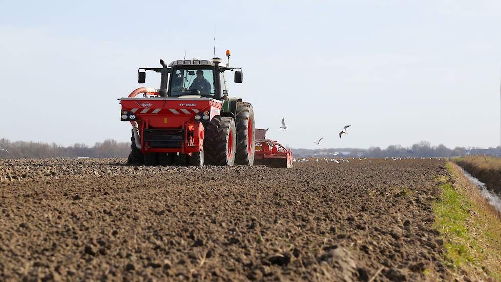 Gerald Persoon zaait direct na het ploegwerk van zijn broer zomergerst in, als alternatief voor wintertarwe. Het lukte de broers vanwege de nattigheid niet om dat in het najaar te zaaien.