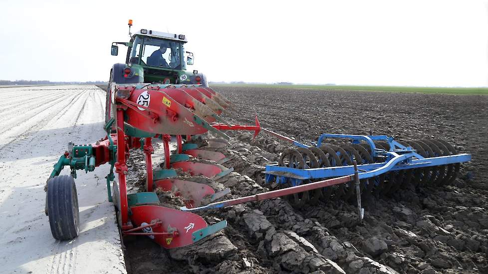 Laurens Persoon uit Uithuizen (GR) ploegt net voor het zaaien uienland. Daar was na de oogst niets meer mee gebeurd. Door de vele regen is de grond dichtgeslagen en kreeg het zijn witte schittering.