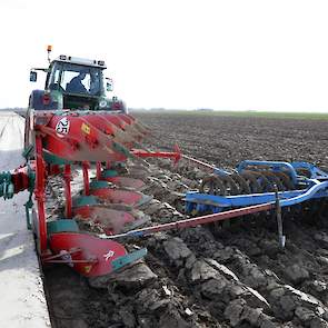 Laurens Persoon uit Uithuizen (GR) ploegt net voor het zaaien uienland. Daar was na de oogst niets meer mee gebeurd. Door de vele regen is de grond dichtgeslagen en kreeg het zijn witte schittering.