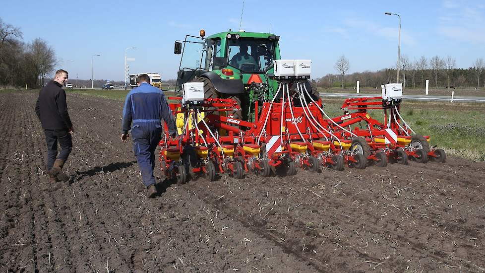 Bert Hilbrands van CWV Emmen (DR) zaait bieten bij Tom van der Horst (links), op een perceel aan de N34. Omdat het een nieuwe machine betreft, kijkt Wiecher ter Wee van dealer Zonna Beilen mee.