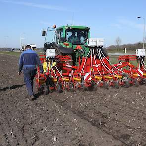 Bert Hilbrands van CWV Emmen (DR) zaait bieten bij Tom van der Horst (links), op een perceel aan de N34. Omdat het een nieuwe machine betreft, kijkt Wiecher ter Wee van dealer Zonna Beilen mee.