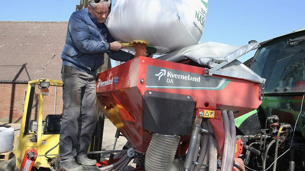 Bekend verhaal: zomertarwe zaaien omdat wintertarwe vanwege de natte herfst niet is gelukt. Albert van Kooten uit Lijnden (NH) maakt er het beste van.