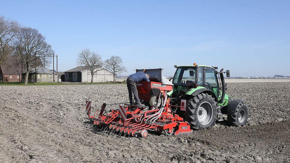 Van Kooten huurt een perceel van de provincie. Met een lengte van één kilometer duurt het even voor hij heen en weer is. Temeer daar de rijsnelheid vanwege de keiharde bovenlaag niet al te hoog is.