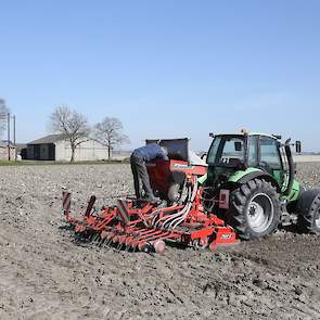 Van Kooten huurt een perceel van de provincie. Met een lengte van één kilometer duurt het even voor hij heen en weer is. Temeer daar de rijsnelheid vanwege de keiharde bovenlaag niet al te hoog is.