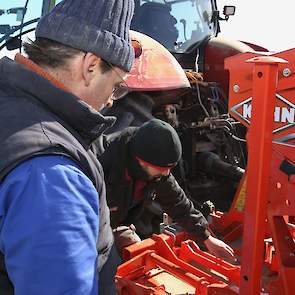 Samen met Mark Bruins van Weevers Mechanisatie bekijkt Bert van Putten (links) de afstelling van zijn nieuwe zaaimachine. Hij ziet graag meer losse grond voor de egalisatieplaat van zijn kopeg. Het zaad wordt dan beter afgedekt.