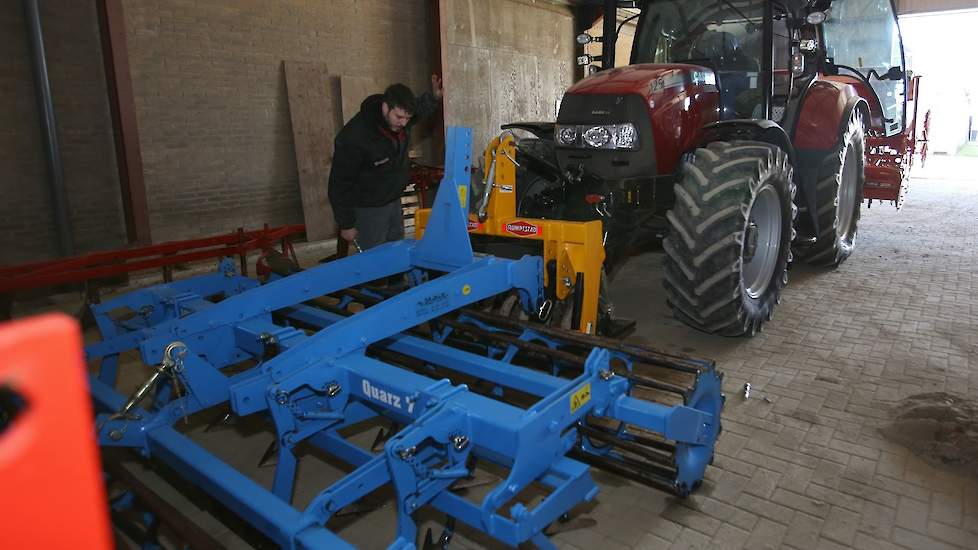 Een zoektocht naar de juiste inzet en afstelling van machines. Bert van Putten uit Swifterbant (FL) hangt zijn Lemken Quarz zaaibedcombinatie voorop de trekker. Die moet voor voldoende losse grond zorgen voor de kopeg en zaaimachine.