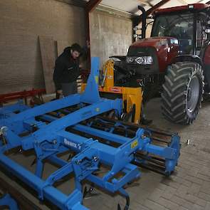 Een zoektocht naar de juiste inzet en afstelling van machines. Bert van Putten uit Swifterbant (FL) hangt zijn Lemken Quarz zaaibedcombinatie voorop de trekker. Die moet voor voldoende losse grond zorgen voor de kopeg en zaaimachine.