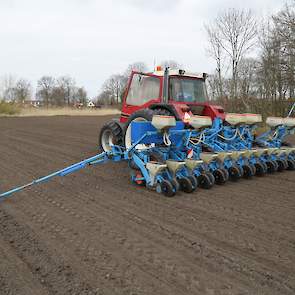 Toon Suijkerbuijk van loonbedrijf Hack uit Kruisland (NB) zaait bieten bij Lex Verbeek in Steenbergen. Deze durfde het zaaien wel aan omdat de ondergrond van het drie dagen eerder geploegde perceel nog vochtig was.