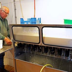 Indien gewenst schilt Henk de asperges. „Voor veel mensen een lastig en tijdrovend karweitje."