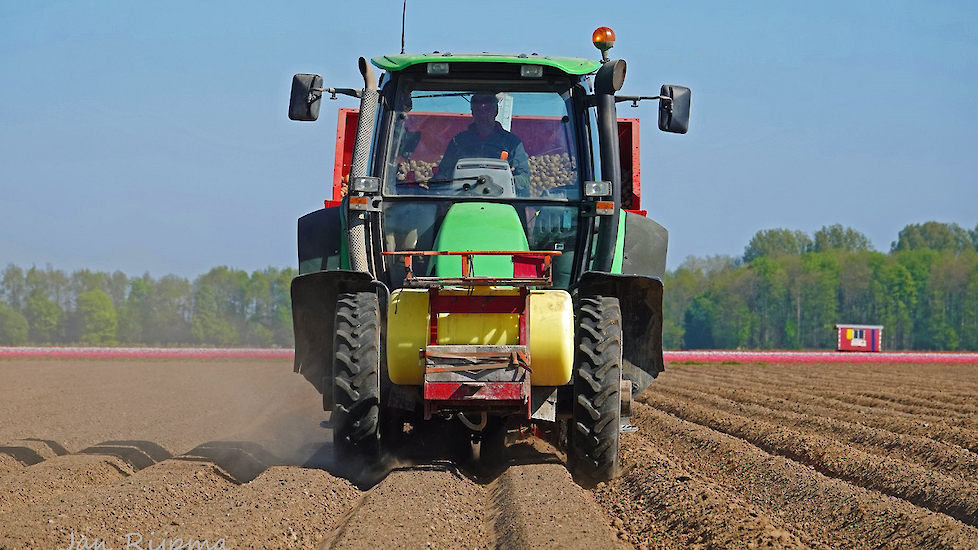 Voor de pootmachine een Deutz Fahr Agrotron 115 mk3 .