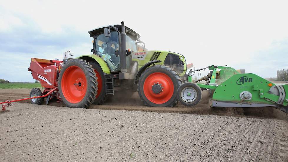 Rugopbouw gaat prima, geeft Mees aan. „Alleen op zand zijn we bang dat de ruggen bij regen onderuit gaan zakken. Ze zijn nu redelijk mooi. Maar liever regen en een mindere rug, dan andersom!"