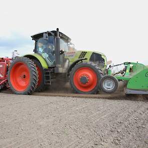 Rugopbouw gaat prima, geeft Mees aan. „Alleen op zand zijn we bang dat de ruggen bij regen onderuit gaan zakken. Ze zijn nu redelijk mooi. Maar liever regen en een mindere rug, dan andersom!"