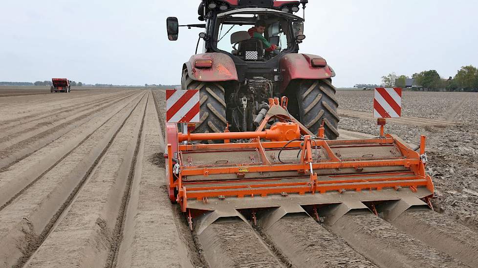 Chris van der Velde freest ruggen. In totaal is er dit voorjaar zo'n 80 hectare te gaan.