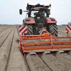 Chris van der Velde freest ruggen. In totaal is er dit voorjaar zo'n 80 hectare te gaan.